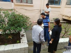 月亮田矿党委对沿河各小区防洪设施进行检查