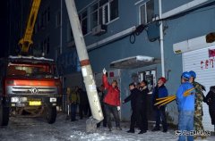 桦南供电公司：电杆遭遇“车祸” 供电员工连夜抢修复电