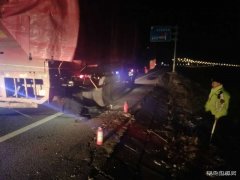 货车途中后轮起火  路政果断处置扑灭