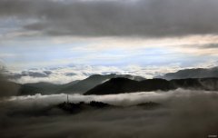 雾锁群山（摄影作品）