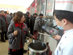 图片新闻 潞安焦化公司为员工送爱心腊八粥