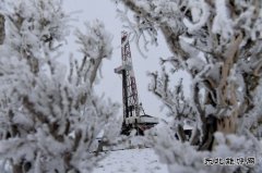 雪映钻塔忙生产