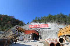 中铁二十一局：兴泉铁路江背隧道施工进展顺利