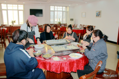 兴凯湖电业局：局职工食堂让员工吃上美味饺子