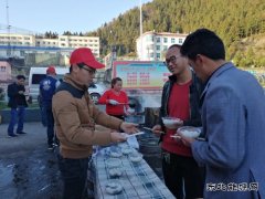 金佳矿工会团委联合开展“元宵节送温暖”活动