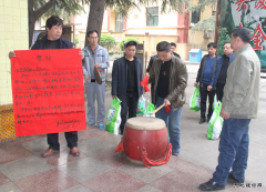 图片新闻：牛儿庄采矿公司工会为一线职工送奖品鼓干劲