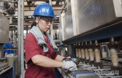 图片新闻：挥洒汗水在岗位的航锦科技员工