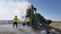 布尔津路政管理局“示警鸣笛”帮助司机灭火除险情