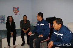 内蒙古南露天煤矿剥离运行部党员志愿者走访慰问困难员工