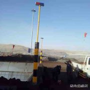 南露天煤矿胶带运行一部维修队安装爆闪灯确保安全生产