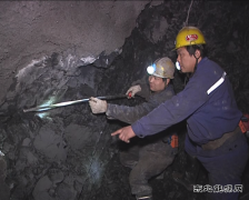 图片新闻：班组互查安全工程质量