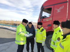 新疆北屯路政局高速公路入口治超宣传 保障高速公路安全畅通