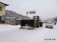 蒲白建庄矿业：撒盐清雪确保煤炭销售车辆安全通行