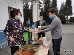 黔金煤业：党员志愿者“帮厨”助战疫