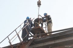 航锦科技热电厂 竖爬梯“变身”斜走梯 员工作业安全得保障