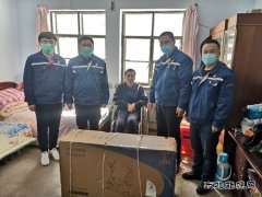 南露天煤矿生产服务部党员先锋队慰问特困党员，排忧解难办实事