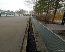 胶带维修部全面清理车间前后排水沟