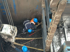 胶带维修部三号破碎站刮板链顺利更换完成