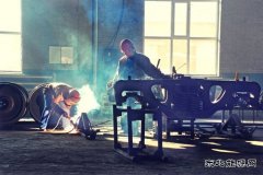 龙煤七矿公司运销处职工五一期间加紧对外运机车进行维修