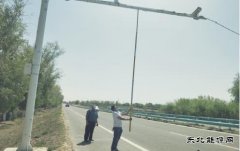 新疆北屯路政局为大件运输车辆保驾护航