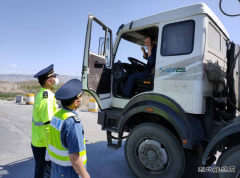 富蕴路政管理局联合开展执法行动