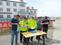 恰库尔图超限检测站联合交警部门开展“路政宣传月”活动
