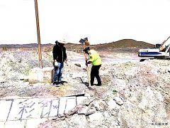 富蕴路政管理局“迎国检、保畅通”清理非法平面交叉道口