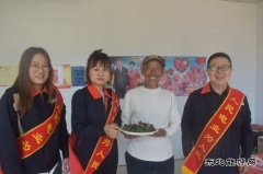 凉城供电分局：端午棕香浓 走进贫困户