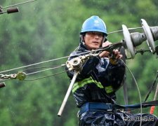 江西婺源：遭暴雨山体滑坡断电 电力工人冒雨深山抢修