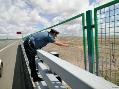 北屯执法大队修复高速公路防护网消除安全隐患