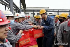 潞安焦化公司开展“中秋国庆”双节慰问活动