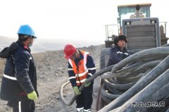 南露天煤矿剥离运行部圆满完成2#系统排土机5700米转场工作