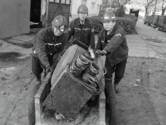 搬运设备的职工（摄影作品）