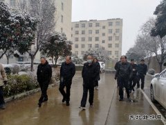 雪中坚守人，彰显服务情