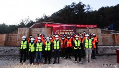 云南：丽香铁路正式启动无缝长钢轨铺设