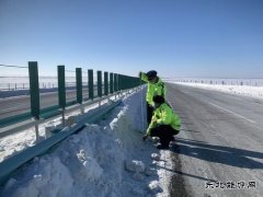 阿勒泰执法支队北屯执法大队——“小年”迎降雪  春运保畅通