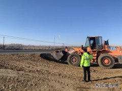 阿勒泰执法支队北屯执法大队及时制止村民擅自增设路口行为