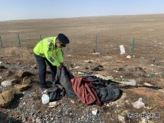 北屯执法大队我为群众办实事清理高速公路停车带垃圾