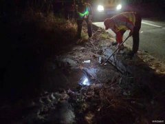 北屯执法大队我为群众办实事夜晚联合交投公司疏通涵洞