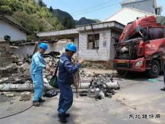 大车撞断电杆：会泽供电局及时组织人员抢修复电