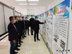 图片新闻：组织员工观看交通安全教育图片展