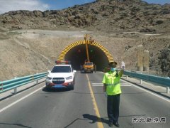 富蕴执法大队：开展联合整治，还公路环境一张清洁的“脸”