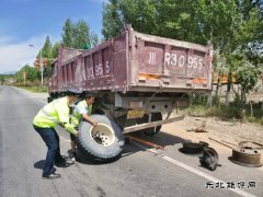 富蕴执法大队：我为群众办实事，热心帮助群众换轮胎