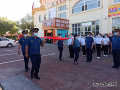 布尔津执法大队联合阿勒泰公路管理局举行庆“七一”升国旗仪式