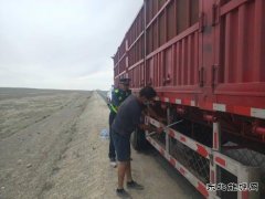 富蕴执法大队：车辆轮胎冒烟，路政人员紧急处置消隐患