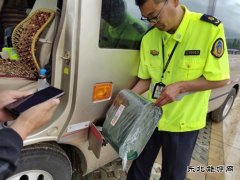 阿勒泰执法支队富蕴执法大队：加满服务“油”解游客车辆燃眉之急