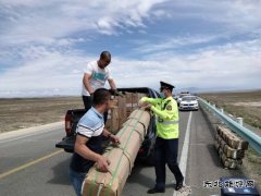 [我为群众办实事]货物洒落公路，公路巡查人员热心相助