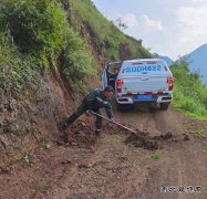 会泽供电局鲁纳供电所员工消缺路上变修路工