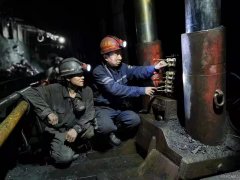 蒲白西固煤业综采队队长张文斌：“听到职工的肯定，我心里很受用