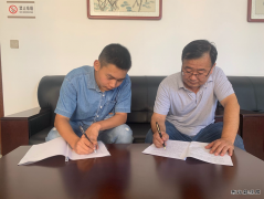 蒲白矿业煤矿运营公司新入职大学生与师傅在一起